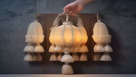绳艺编结成品展示，macramé墙挂作品在暖光环境下悬挂，编织纹理细腻，色调温暖